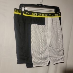 NIKE Size Large SPORTSWEAR NSW REVERSIBLE LOOSE FIT TRAINING SHORTS  CJ7645-010